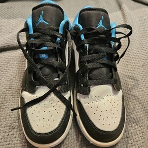 Boys sz 5 black, white and teal low dunks